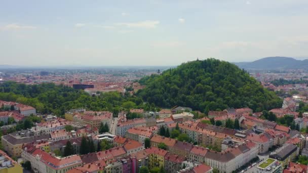 Graz, Ausztria. A történelmi belváros légi felvétel. Mount Schlossberg (Várhegy). 4K — Stock videók