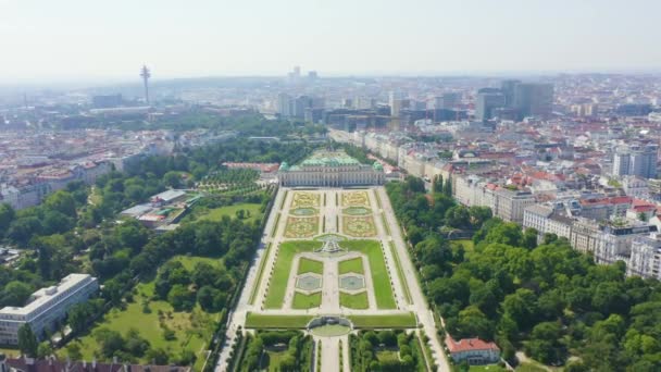 Zoom Dolly. Vienna, Austria. Belvedere è un complesso di palazzi barocchi a Vienna. Costruito da Lucas von Hildebrandt all'inizio del XVIII secolo — Video Stock