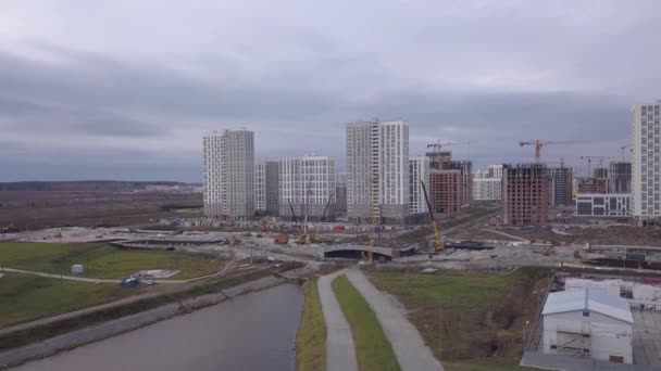 Ekaterinburg, Rusia. La construcción de un puente sobre el río. New Construction Área - Akademicheskiy (Académico). 4K — Vídeos de Stock