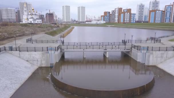 Ekaterinburg, Rusia. Sebuah kolam dengan bendungan di taman baru. Area Konstruksi Baru - Akademicheskiy (Akademik). 4K — Stok Video