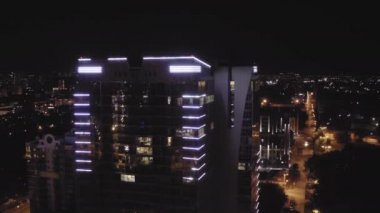Perma, Rusya. Kama nehrinin kıyısındaki modern yüksek konut binası. Şehir merkezi. 4K
