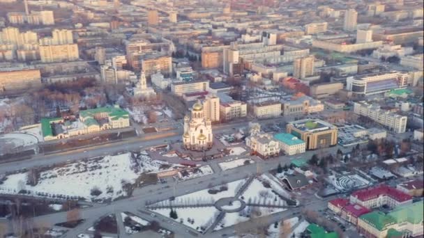 Yekaterinburg, Rusland. Stadscentrum. Een van de belangrijkste attracties - Kathedraal van het Bloed. Vroeg voorjaar. Zonsondergang tijd. 4K — Stockvideo