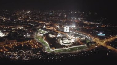 Kazan, Rusya. Kazan Kremlin 'in hava görüntüsü. Gece vakti. 4K