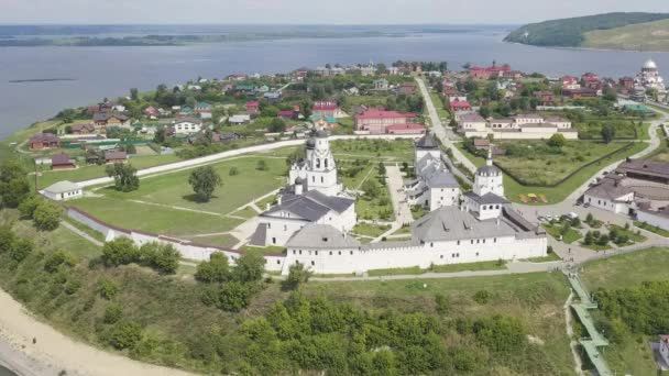 Sviyazhsk, Rusya. Varsayım Katedrali 'nin havadan görünüşü ve Sviyazhsk adasının manastırı. 4K — Stok video