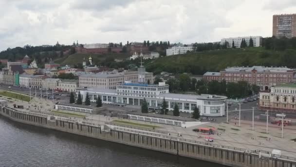 Nizhny Novgorod, Rusya. Gökyüzünden şehrin panoraması. Binayla ilgili metin, İngilizce 'ye çevrilmiş, Nizhny Novgorod. 4K — Stok video