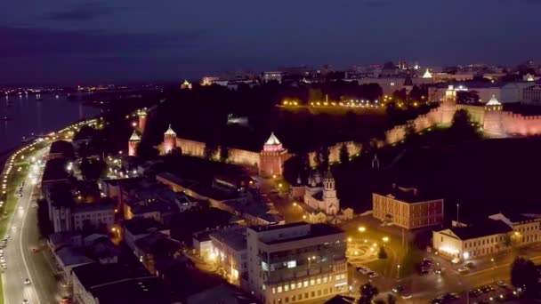 Nijni Novgorod, Rusia. Vedere aeriană a zidurilor Kremlinului din Nijni Novgorod. Noapte bună. 4K — Videoclip de stoc