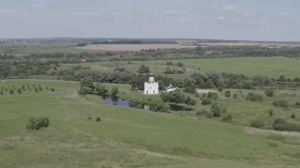 Rusia, Bogolyubovo. Pandangan udara dari Gereja Perantaraan di Nerl. Gereja Ortodoks dan simbol abad pertengahan Rusia. 4K — Stok Video