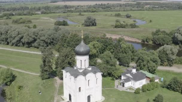 Rusya, Bogolyubovo. Kilisenin Nerl 'deki şefaat görüşü. Ortodoks kilisesi ve ortaçağ Rusya 'sının sembolü. 4K — Stok video