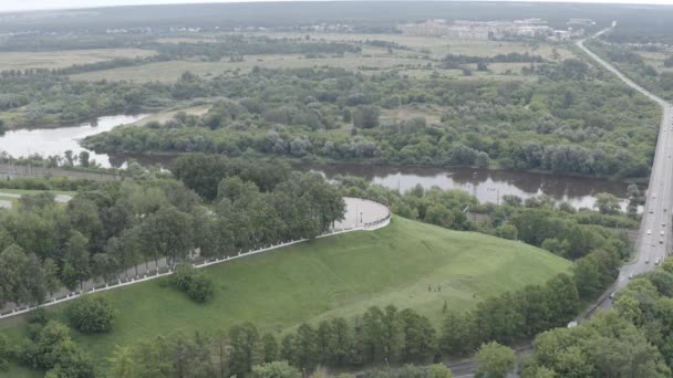 Rusia, Vladimir. Vuelo sobre la ciudad. Uno de los principales atractivos de la ciudad es el Monumento al Príncipe Vladimir y San Fiódor. 4K — Vídeo de stock