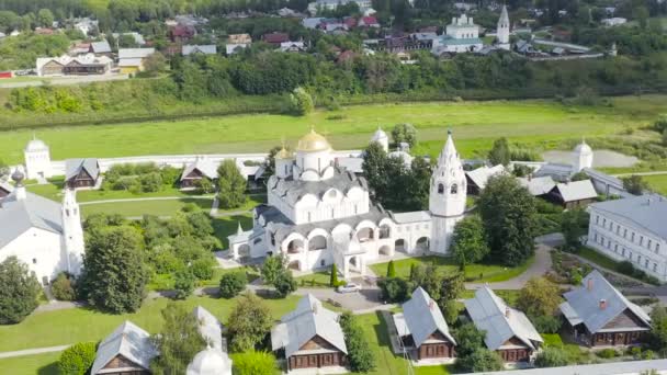 Suzdal, Rusland. Kathedraal van de Voorbede van de Allerheiligste Theotokos in het Voorbede Klooster. 4K — Stockvideo