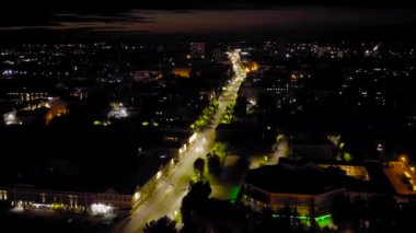 Ivanovo, Rusya. Ivanovo şehir merkezinde gece uçuşu. Lenin Bulvarı. 4K