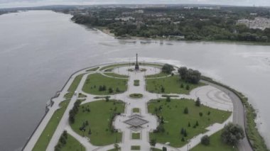 Rusya, Yaroslavl. Strelka (Spit), Yaroslavl 'ın 1000. yıldönümü anıtı. Yaroslavl şehrinin 1000. kuruluş yıldönümü şerefine açıldı. 4K
