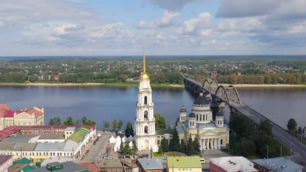 Rybinsk, Rússia - 16 de agosto de 2020: Rybinsk, Rússia. Ponte Rybinsk. Ponte sobre o rio Volga, localizado na cidade de Rybinsk, região de Yaroslavl. 4K — Vídeo de Stock