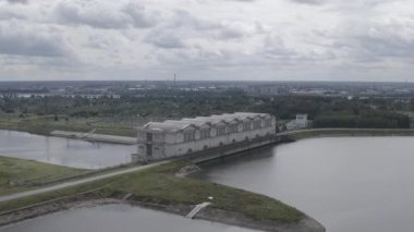 Rybinsk, Rusya. Rybinsk hidroelektrik santralinin hava görüntüsü. 4K