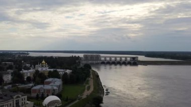 Uglich, Rusya. Yaroslavl bölgesindeki Volga nehri üzerindeki Uglich hidroelektrik santrali. Volga-Kama hidroelektrik santrallerinin bir parçası. 4K