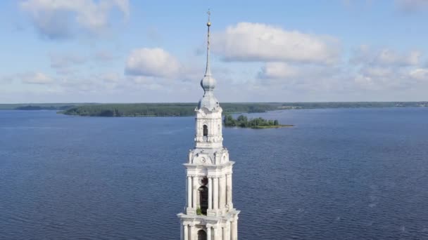ロシアのカリザイン。カリザイン・ベルタワー。聖ニコラス大聖堂(浸水鐘楼として知られている)の鐘楼。4K — ストック動画