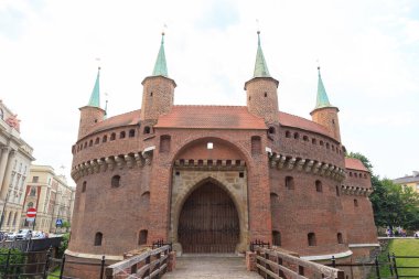 Krakow, Polonya - 21 Temmuz 2019: Barbican - 15. yüzyılın sonunda, eskiden şehir duvarlarının bir parçası olan kapı. İnşaatta tarihi müzenin bir dalı var.