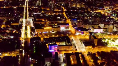 Perm, Rusya - 3 Ağustos 2020: Geceleri şehir merkezi Perması, yükseklik, hava manzarası  