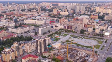 Perm, Rusya - 3 Ağustos 2020 Perm City Center - Park City Kordon. Perm Toprak Yönetimi Binası, Hava Görünümü  