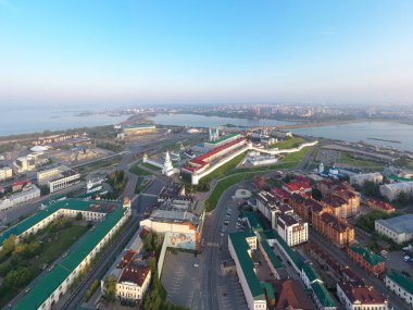 Kazan, Rusya - 6 Ağustos 2020: Güneş doğarken Kazan Kremlin 'in havadan görünüşü