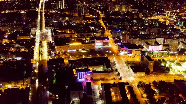 Perm, Rusya - 3 Ağustos 2020: Geceleri şehir merkezi Perması, yükseklik, hava manzarası  