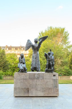 Cenevre, İsviçre - 13 Temmuz 2019: Henri Dunant 'ın melek heykeli, Bastion Park, Cenevre