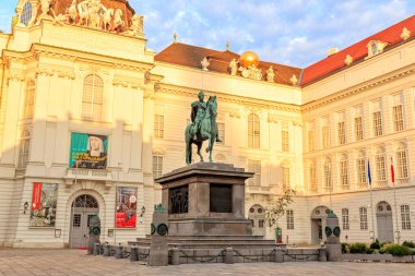 Viyana, Avusturya - 20 Temmuz 2019: Avusturya Ulusal Kütüphanesi. Hofburg - Barok Sarayı. Josefsplatz Meydanı 'nda İmparator II. Joseph' in Heykeli ve Anıtı