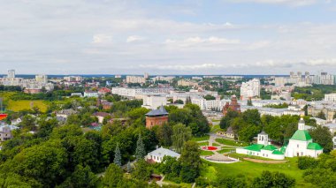 Rusya, Vladimir - 11 Ağustos 2020: şehir üzerinde uçuş. Şehrin manzaralarından biri. Su kulesi, hava manzarası.  