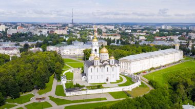 Rusya, Vladimir - 11 Ağustos 2020: Vladimir 'deki Dormition Katedrali (Assumption Cathedral) Rus Ortodoks Kilisesi Vladimir Metropolitanate Katedrali, Aerial View  
