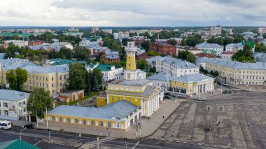 Kostroma, Rusya - 12 Ağustos 2020: Kostroma 'daki yangın kulesi - klasik çağın mimari bir anıtı, merkezi Susaninskaya meydanının ana süslemesi, Havadan Bakış  