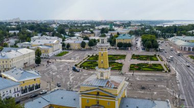 Kostroma, Rusya - 12 Ağustos 2020: Kostroma 'daki yangın kulesi - klasik çağın mimari bir anıtı, merkezi Susaninskaya meydanının ana süslemesi, Havadan Bakış  