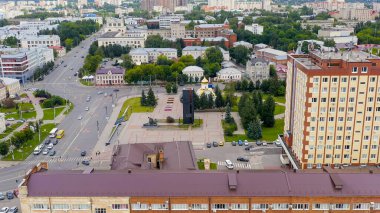 Ivanovo, Rusya - 12 Ağustos 2020: şehir merkezi üzerinde uçuş. Devrim karesi. 1905 Devrimi 'nin Savaşçıları Anıtı, Havadan Bakış  