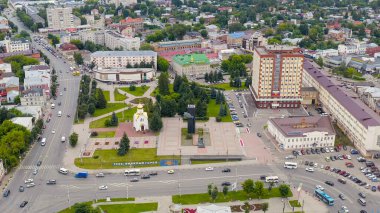 Ivanovo, Rusya - 12 Ağustos 2020: şehir merkezi üzerinde uçuş. Devrim karesi. 1905 Devrimi 'nin Savaşçıları Anıtı, Havadan Bakış  