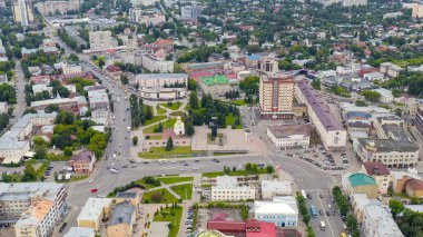 Ivanovo, Rusya - 12 Ağustos 2020: şehir merkezi üzerinde uçuş. Devrim karesi. 1905 Devrimi 'nin Savaşçıları Anıtı, Havadan Bakış  