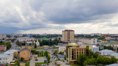 Ivanovo, Rusya - 12 Ağustos 2020: şehir merkezi üzerinde uçuş. İvanovo ve Devrim Meydanı Yönetimi, Havadan Bakış  