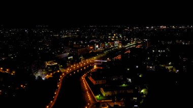 Ivanovo, Rusya - 12 Ağustos 2020: İvanovo şehir merkezi üzerinde gece uçuşu, Uvod nehrinin seti, Aerial View  