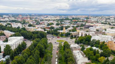 Rusya, Yaroslavl - 13 Ağustos 2020: Kızıl İniş, Volga Nehri Embankment, Havadan Görünüm  