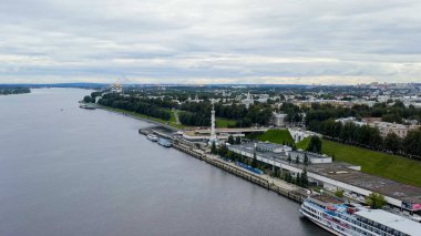 Rusya, Yaroslavl - 13 Ağustos 2020: Mstislav Rostropovich yolcu gemisi Yaroslavl nehir istasyonunun iskelesinde, Aerial View  