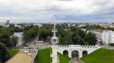 Rusya, Yaroslavl - 13 Ağustos 2020: Volga nehir seti, Volzhskaya kulesi, Aerial View  