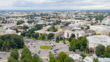 Rusya, Yaroslavl - 13 Ağustos 2020: Yaroslavl Kızıl Meydanı 'nda Lenin Anıtı  