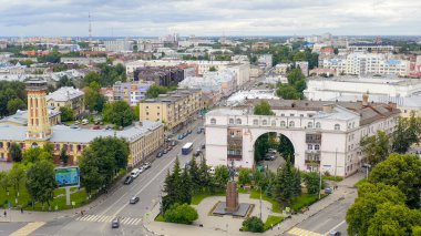 Rusya, Yaroslavl - 13 Ağustos 2020: Yaroslavl Kızıl Meydanı 'nda Lenin Anıtı  