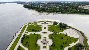 Rusya, Yaroslavl - 14 Ağustos 2020: Strelka (Spit), Yaroslavl 'ın 1000. yıldönümü anıtı. Yaroslavl şehrinin 1000. kuruluş yıldönümü anısına açıldı.  