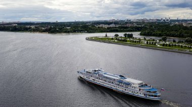Rusya, Yaroslavl - 14 Ağustos 2020: Yolcu gemisi Pavel Bozhev, Strelka (Tükürük) parkı boyunca Volga Nehri 'nden geçer.  