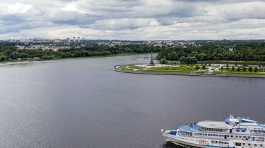 Rusya, Yaroslavl - 14 Ağustos 2020: Yolcu gemisi Pavel Bozhev, Strelka (Tükürük) parkı boyunca Volga Nehri 'nden geçer.  