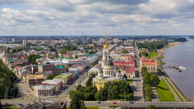 Rybinsk, Rusya - 16 Ağustos 2020: Rybinsk Köprüsü ve Spaso-Dönüşüm Katedrali (Efendinin Dönüşümü Katedrali), Rybinsk, Havadan Görünüm  