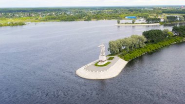 Rybinsk, Rusya - 16 Ağustos 2020: Ana Volga heykeli. Sistem Rybinsk rezervuarını kilitliyor, Hava Görünümü  