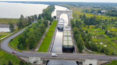 Uglich, Rusya - 16 Ağustos 2020 Uglich Pound Lock. Geçiş yapan gemilerin geçişi. Mavna ve yolcu gemisi, Hava Görüntüsü  