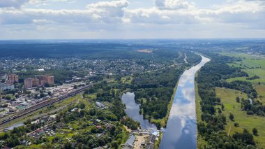 Dmitrov, Rusya - 19 Ağustos 2020: Moskova Kanalı ve Dmitrov şehri manzarası. Moskova nehrini Volga 'ya bağlayan kanal, Hava Görüntüsü  