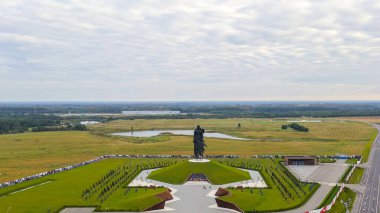 Rzhev, Rusya - 20 Ağustos 2020: Rzhev Anıtı, 1942-1943 yılları arasında Rzhev yakınlarındaki çatışmalarda hayatını kaybeden Sovyet askerlerinin anısına dikildi.  