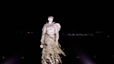 Rzhev, Rusya - 20 Ağustos 2020: Rzhev Anıtı, 1942-1943 yılları arasında Rzhev yakınlarında ölen Sovyet askerlerinin anısına adanmıştır. Gece Vakti, Hava Görüntüsü  